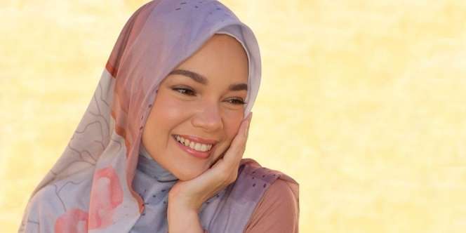 Suka Kenakan Hijab Panjang, Begini Cara Dewi Sandra Tampilkan Pesona Muslimahnya