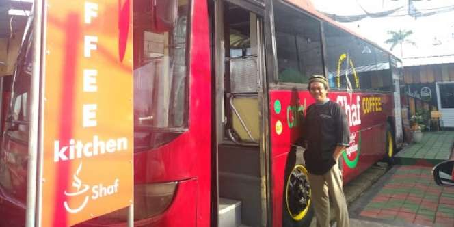 Unik! Ngopi Santuy di Dalam Kafe Bangkai Bus Bogor