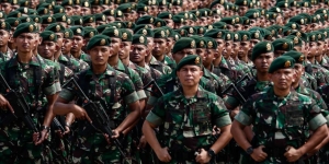 Video Lucu Bapak-Bapak Tentara yang Sedang Main 'Tepok Sandal' Bikin Ngakak Banget