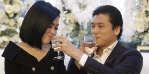 Rayakan Anniversary 1 Tahun Pernikahan, Syahrini dan Reino Barack Saling Balas Postingan Instagram