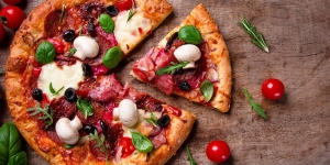 9 Cara Membuat Pizza Teflon Sederhana Tanpa Ragi yang Empuk dengan Sosis dan Mie Anti Gagal