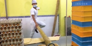 Keren, Mie Ini Dibuat Dengan Cara Melompat-Lompat di Atas Bambu