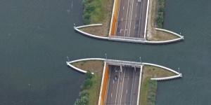 Bukan Jembatan Aspal, Belanda Punya Jembatan Air, Lokasinya di Atas Jalan Raya!