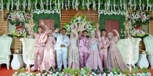 Janda Muda Ini Nikah Bareng 3 Anaknya, Resepsi di Lapangan Bola! Kebayang Tamunya Sebanyak Apa?