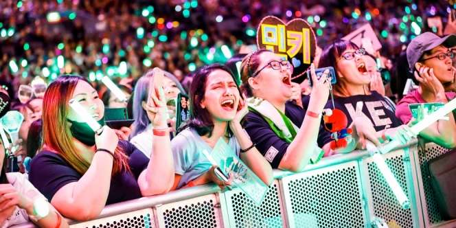 Ayah Ini Nemenin Anaknya Nonton Konser K-Pop, Dukung Hobi Anak Itu Penting Lho!