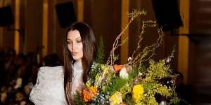 Bella Hadid Nekat Braless Saat Pakai Gaun Pengantin, Sampai Kelihatan Bagian Pribadi!