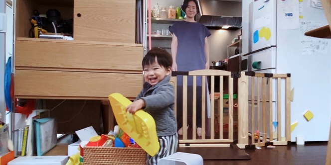 Ibu di Jepang Ini Melakukan Cara Unik Saat Anak Rewel dan Nggak Mau Ditinggal, Kreatif Banget!