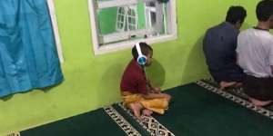 Bocah Ini Shalat Pakai Headphone, Apa Nggak Ajep-Ajep?