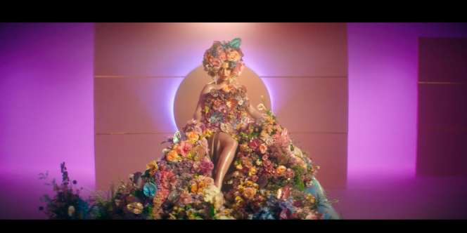 Tampil Cantik di Video Clipnya, Katy Perry Gunakan Bunga-Bunga di Sekujur Tubuhnya 