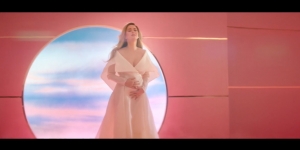 Congrats! Katy Perry Umumkan Hamil Anak Pertama di Video Klip Terbarunya