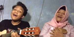 Ibu dan Sang Anak Cover Lagu 'Sepanjang Jalan Kenangan' Milik The Rain, Gemes Pengin Nyubit!