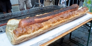 Hot Dog ini Terbesar di Dunia, Bisa Buat Se-RT Nggak Ya?