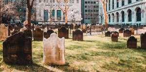 Tiga Kali Sehari Kunjungi Makam Istrinya, Cinta Sejati Kakek Ini Bikin Terharu