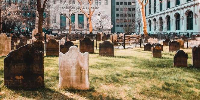 Tiga Kali Sehari Kunjungi Makam Istrinya, Cinta Sejati Kakek Ini Bikin Terharu