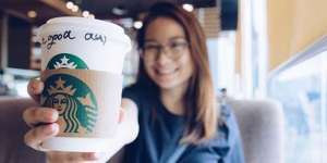 Ketahuan Bohong, Anak Ini Malah Diajak Ibunya Ngopi di Starbucks! Kenapa ya?