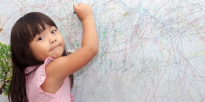 Jangan Marah Dulu Kalau Anak Suka Gambar di Dinding, Siapa Tau Ntar Jadi Seniman!