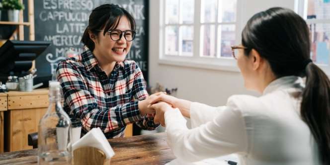 Meski Dianggap SKSD, Bicara dengan Orang Asing Justru Bisa Mempengaruhi Kebahagiaanmu lho