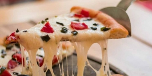 8 Cara Membuat Pizza Rumahan dengan Teflon dan Oven yang Enak dan Mudah Tanpa Ragi