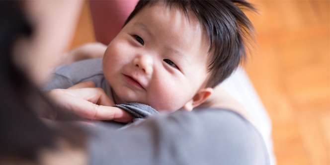 Memperhatikan Wajah Ibu Bisa Jadi Kesenangan Tersendiri Lho untuk Bayi, Duh So Sweetnya!