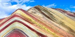 Gak Kalah Sama Pelangi di Mata Doi, Vinicunca Tawarkan Keindahan Gunung dengan Berbagai Macam Warna