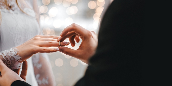 Kenapa sih Cincin Pernikahan Disematkan di Jari Manis?