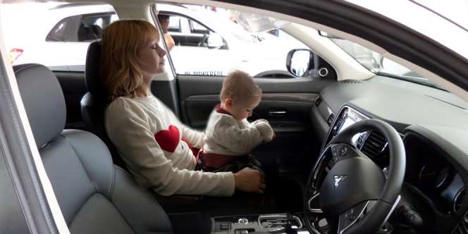 Memangku Bayi di Dalam Mobil Bisa Jadi Keputusan yang Kamu Sesali, Orang Tua Harus Waspada!