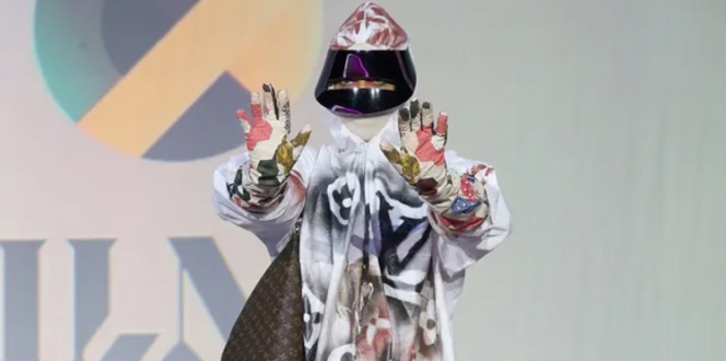 Erykah Badu Tampil dengan Outfit Anti Virus Corona dari Louise Vuitton, Rakyat Jelata Minggir!