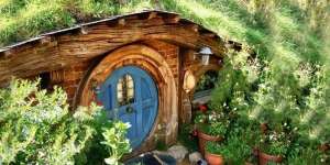 Suka Rumah-Rumahan Ala Hobbit? Nggak Perlu Khawatir, 8 Replikanya Ada di Indonesia loh!