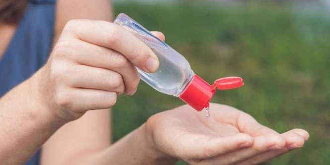 Hand Sanitizer untuk Umum Malah Buat Isi Ulang, Netizen: Itu Lututnya Dilurusin Dulu Kasian Otaknya 