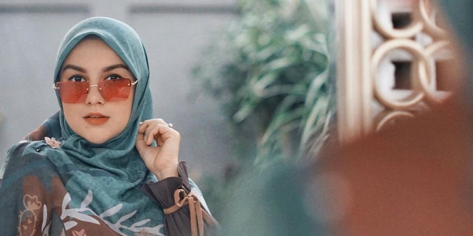 Jilbab Motif Bikin Kelihatan Tua? Enggak Juga tuh Kalau Pakainya Gini
