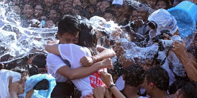 Bukannya Tabu, Festival Ciuman Massal di Indonesia Ternyata Ada Loh! Boleh Ikutan Nggak Nih?
