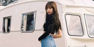 OOTD Serba Denim ala Lisa BLACKPINK Saat Melatih Tari