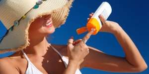 Sebenarnya Perlu Nggak Sih Pakai Sunscreen Kalau Kita di Rumah Aja?