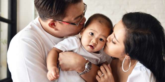 Sering Memeluk Bayi Sejak Dini Justru Bisa Memperbaiki DNAnya! Ga Takut Jadi Manja Apa?