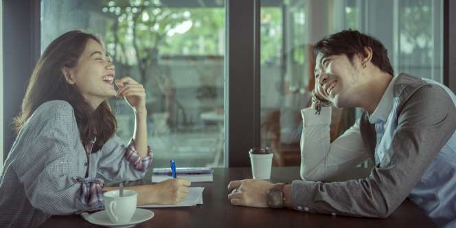 Wanita yang Tertawa Lepas Bisa Bikin Pria Jatuh Cinta lho!