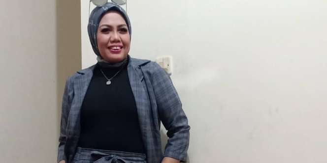 Elly Sugigi Tampil Kekinian dengan Bibir Mingkem, Sukses Bikin Klepek-Klepek Dah!