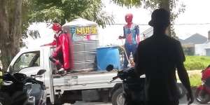 Potret Spiderman Nyiram Disinfektan Ini Bikin Ngakak, Batman Nggak Mau Ikutan Juga nih?