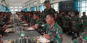 Ini Lho Cara Makan Para Prajurit TNI, Disiplin Banget