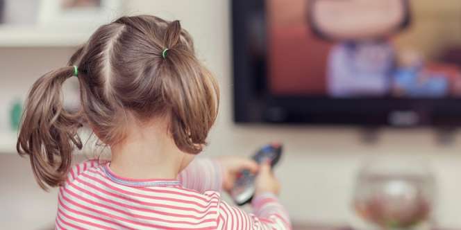 Pusing! Anak Gak Mau Makan Kalau Gak Sambil Nonton TV, Gimana ya Solusinya?