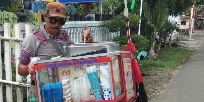 Kocak! Jualan Es Krim Pakai Motor N-Max, Bapak Ini Malah Dikira Intel