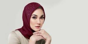 Bertabur Kristal Swarovski, Begini Tampilan Jilbab yang Dikenakan Luna Maya