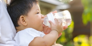 Bisa Berakibat Fatal, Jangan Coba-Coba deh Ngasih Air Putih ke Bayi!