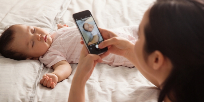 Foto Bayi Pakai Flash Katanya Bisa Bikin Buta, Beneran Gak Sih?