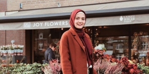 6 Potret Cantik Amanda Rawles Berhijab, Liat Senyumnya Jadi Bikin Teduh di Hati