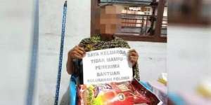 Diperlakukan Bak Tahanan, Penerima Bantuan Harus Pegang Tulisan 'Orang Tidak Mampu' Tega Banget!