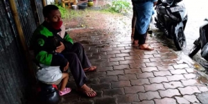 Kisah Pilu Bapak Ojol Dekap Anak saat Berteduh dari Hujan, Viral sampai Hendak Dibantu Kapolres