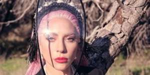 Lady Gaga Pakai Headpiece Karya Rinaldy Yunardi, Designer Asal Indonesia