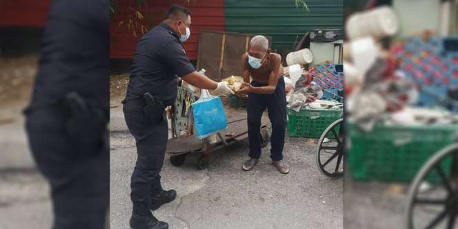 Bikin Haru, Aksi Simpatik Seorang Polisi Berikan Jatah Makannya untuk Tunawisma