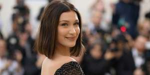 Tampil Telanjang, Bella Hadid Pamerkan Lekuk Seksi Tubuhnya saat Pemotretan Virtual!