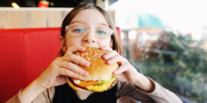 Restoran Ini Bikin Ujian Online buat Anak dan Bagi Burger Gratis Kalau Jawabannya Bener!